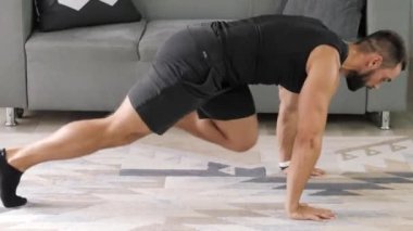 Sporcu, spor salonu, vücut ısıtma. Karantinaya alındı. Spor blogcusu. Antrenör. Tecrit zamanı. Plak çevrimiçi uzak webinar, ana sınıf, ders, evde egzersiz.