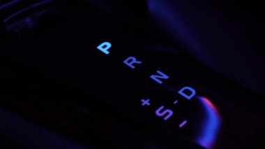 Otomatik vites. Otomatik kontrol. Yeni araba. Makine Kontrol. İş adamı arabası. Prestijli lüks modern araba..