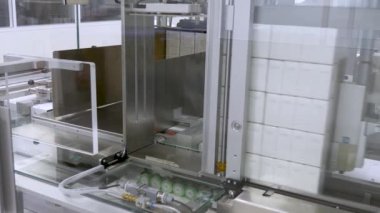 Ürün Dağıtım Lojistik Merkezi. Robot teçhizatı. Paketleme makinesi. Otomatik makine. Endüstriyel Fabrika Makineleri. Kutulardaki Mallar.