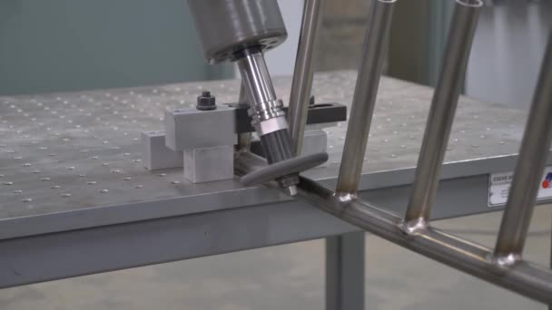 Úhlová bruska se používá v továrně Workshop. Lešticí švy po svařování s úhlovou bruskou. Aplikace průmyslového nástroje. — Stock video