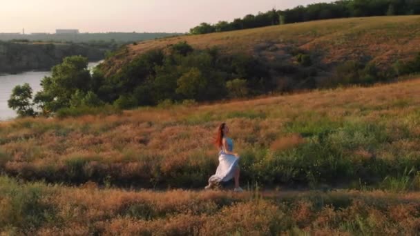 Özgür kız. Tatil gezisi. Meadow 'daki kız. Hafta sonu tatilinde doğanın tadını çıkarıyorum. Kız ağır çekimde dans ediyor. — Stok video