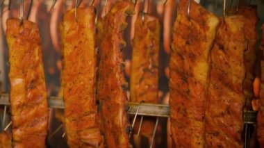 Yemek Fabrikası. Metal çerçevede et lezzetleri. Et endüstrisinde sosis ve tütsülenmiş et üretimi.
