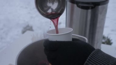 Sıcak içecek. Sıcak içecek, kış. Sıcak kırmızı şarap kokteyli. Noel tatili, Yeni Yıl.