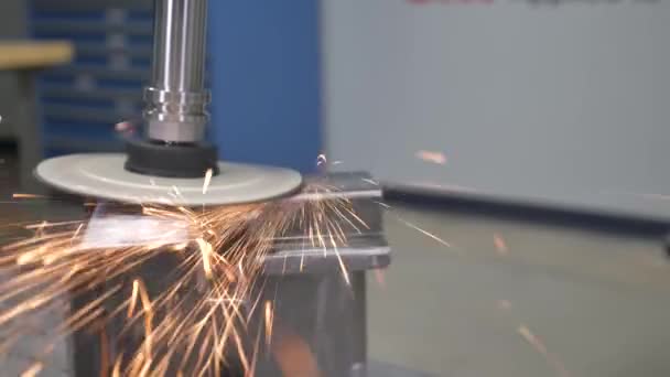 Broušení kovové konstrukce v továrně. Kruhová pila. Obráběcí frézka v moderní továrně, automatizovaný CNC systém. Kovové práce v továrně. — Stock video