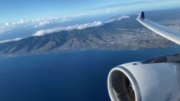 Bulutların üzerinde uçan bir uçağın kanadı. Uçağın penceresinden bak. Uçak, uçak. Hava yoluyla seyahat etmek. Uçak uçuşu — Stok video