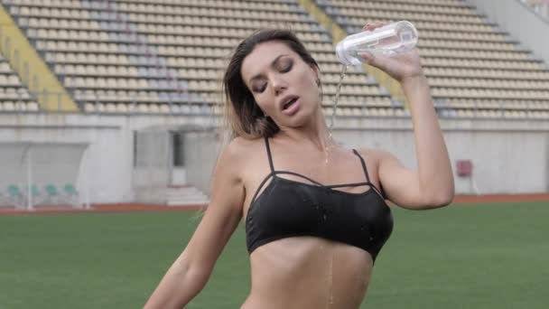 Football field. Sexy woman. Douche with water. Girl in bikini. Vacation woman. Happy adventure, travel vacation. Brunette in the summer rain. — Vídeos de Stock