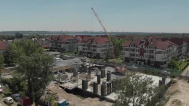 Çok katlı kompleks. Beton bina. İş projesi, süpermarket. Yüksek binalar, inşaat altındaki alışveriş merkezleri. Hava görünümü.