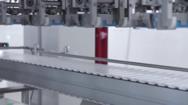 박스에 제품을 넣는다. 자동화 된 공장, 컨베이어 라인. 현대 식물. 기계가 작동 합니다. 로봇 기계, 로봇 팔. — 비디오