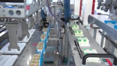 Otomatik santral, taşıma hattı. Modern bitki. Makineler çalışıyor. Kutularda ürünler. Robot makine.