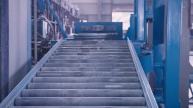 Alaşımlı tekerlek üretim fabrikası. Otomatik santral, taşıma hattı. Modern bitki. Araba metali kenarı..