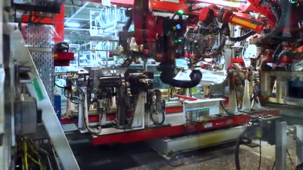 Robotic machine, red robotic arm. Automated plant, conveyor line. Modern plant. Machines work. — Vídeo de Stock