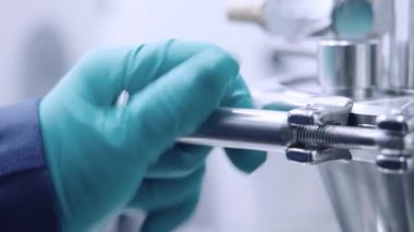 Sanayi fabrikasında çalışan bir işçi. Fabrika el bilgisayarı. Eczacılık. Modern bitki.