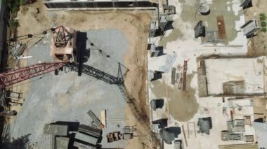 Çok katlı kompleks. Beton bina havadan görüntüsü. İş projesi, süpermarket. Yüksek binalar, inşaat halindeki alışveriş merkezleri..