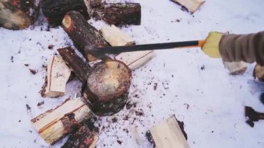 Kışın odun kırarım. Balta ile odun kesen bir adam. Ahırda baltayla odun kesen çiftçi. Kış için odun topluyorum..