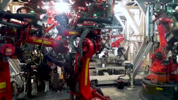 Vörös Robot Kar. Robotgép, a gépek működnek. Automatizált üzem, szállítószalag. Modern üzem. — Stock videók