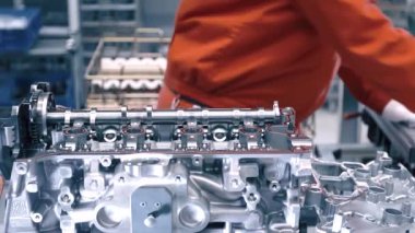 Fabrika hattının otomatik taşıma bandında ticari seri üretim. Otomatik makine. Endüstriyel Makine. Robot teçhizatı. Fabrika işçisi.