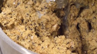 Hamuru yoğur, Paskalya hamuru. Kulich, tatil için hazırlanıyor. Paskalya pastası. Gıda endüstrisi, şekerleme, fırın.