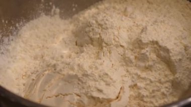 Un, fırın, Paskalya pastası. Hamuru yoğur, Paskalya hamuru. Kulich, tatil için hazırlanıyor. Gıda endüstrisi, şekerleme, fırın.