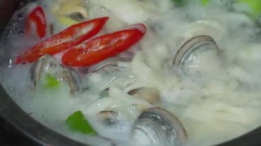 Şef, restoran mutfağında deniz ürünleri pişiriyor, deniz ürünleriyle makarna yapıyor. Şef istiridye, kabuklu deniz hayvanı ya da tavada karıştırır. İştah açıcı balık yemeği. Kıyı yemekleri, deniz yemekleri..