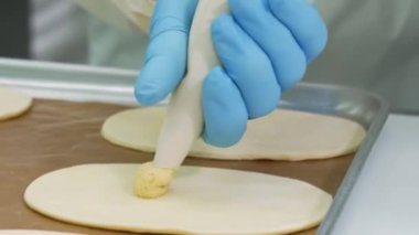 Şekerleme atölyesi, fırın ürünleri üretimi. Doldurulmuş kruvasanlar için çiğ hamur.