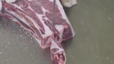 Yemek Fabrikası. Etin lezzetleri. Et endüstrisinde sosis ve tütsülenmiş et üretimi.