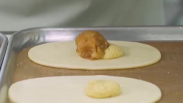 Nyers tészta töltött croissant-ért. Cukrászda, pékáru gyártása. — Stock videók