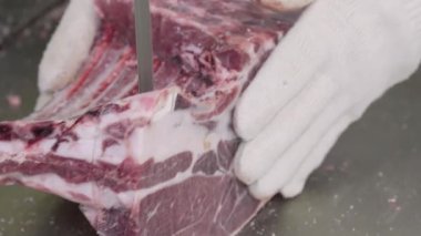 Taze sosisler bir et işleme fabrikasında raflara yerleştirilir