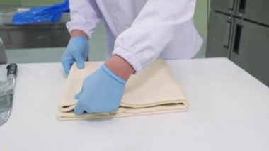 Yiyecek endüstrisi, şekerleme, fırın. Diz çök, hamuru büyük bir prodüksiyona çıkar..