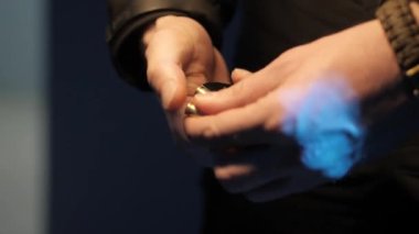 Şarjöründe kartuş vardı. Mermiler. Silah hazırlığı.