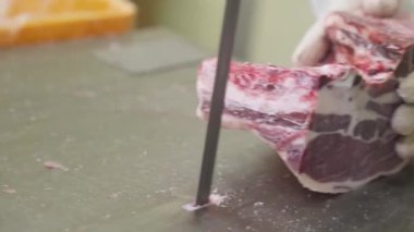 Yemek Fabrikası. Yiyecek endüstrisi. Et endüstrisinde et üretimi. Doğrama.