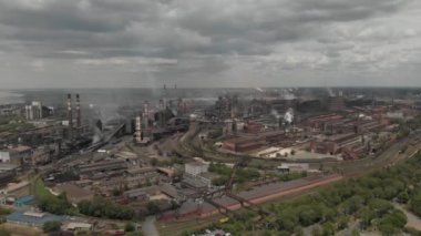 Endüstriyel pipo iç. Kirlilik Ekolojisi. Endüstriyel santrallerin hava görüntüsü. Ukrayna, Zaporozhye