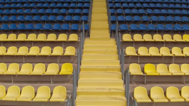 Ukrajnában. Üres stadion sorok és székek. Stadionban nézők nélkül. Szükségállapot. — Stock videók