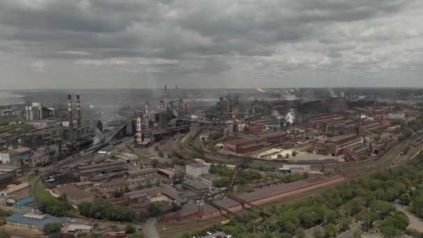 烟熏工业管道。污染生态学。从空中俯瞰工业厂房.乌克兰, Zaporozhye — 图库视频影像