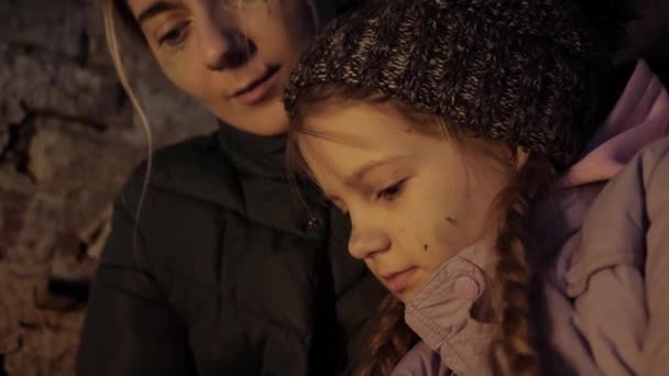 乌克兰战争。庇护所。掩体，乌克兰母亲和孩子在地下室。在战争冲突中怀着恐惧、痛苦和祈祷和平的心情。难民。B.战争儿童. — 图库视频影像