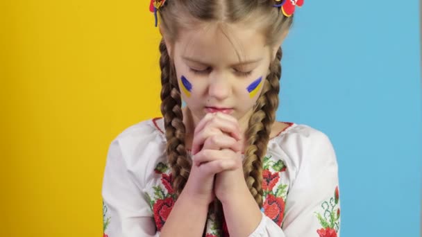 Πόλεμος στην Ουκρανία. Ουκρανικό Παιδί ενάντια στον πόλεμο. Προσευχόμενο παιδί. Γοητεία πολιτών. Στρατιωτική δράση. Όχι πόλεμος. Σταματήστε τον πόλεμο. Κρίση στην Ουκρανία, επιθετικότητα, πόλεμος με τη Ρωσία. — Αρχείο Βίντεο