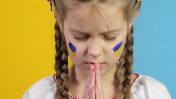 Πόλεμος στην Ουκρανία. Πατριώτης της Ουκρανίας. Παιδί εναντίον πολέμου από κοντά. Γοητεία πολιτών. Στρατιωτική δράση. Σταματήστε τον πόλεμο. Κρίση στην Ουκρανία, επιθετικότητα. — Αρχείο Βίντεο
