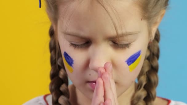 Guerra na Ucrânia. Patriota da Ucrânia. Criança contra guerra. Close-up de uma criança patriota. Fuga de civis. Acção militar. Parem a guerra. Crise na Ucrânia, agressão. — Vídeo de Stock