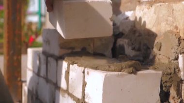 Külkedisi duvarı. Bina cephesi. İnşaat. Tuğla bloklar. Ev binası. İnşaat işçisi çalışıyor..