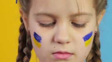 Ukrayna 'da savaş. Ukrayna Vatanseveri. Savaşa karşı çocuk. Sivillerin vurulması. Savaşı durdurun. Ukrayna 'da kriz, saldırganlık.