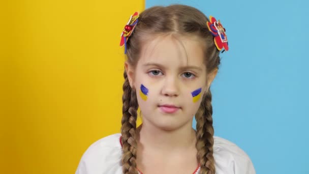 乌克兰战争。乌克兰爱国者。儿童反对战争。2.平民的疏忽。军事行动。停止战争. — 图库视频影像