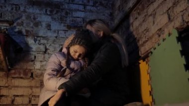 Ukrayna 'da savaş. Sığınak. Sivillerin vurulması. Savaş yok. Bomba sığınağında Ukraynalı. Bombardıman. Askeri harekat. Ukrayna 'da kriz, saldırganlık, savaşa karşı çocuk. Savaşı durdurun..