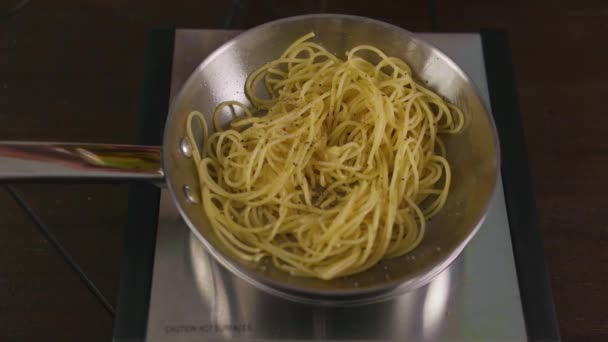 イタリアのスパゲティパスタ。スパゲティ。家庭での料理、食べ物や料理のblo. — ストック動画