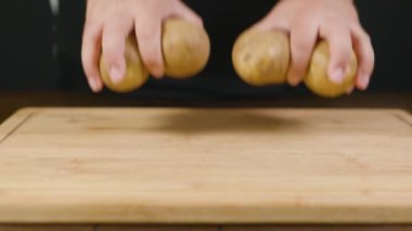 Çiğ patates. Patates yumrusu. Evde yemek yapmak, yemek ya da yemek yapmak. Bitkinin kökü. Yürekli yemek. Nişasta ve karbonhidrat yiyecekler..
