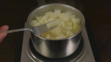 Patates. Yürekli yemek. Haşlanmış patates. Bitkinin kökü. Nişasta ve karbonhidrat yiyecekler..