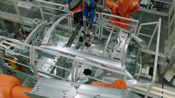 Geautomatiseerde machine. Hoogtechnologische machinefabriek. Robotuitrusting in de fabriek. Slimme robot. Moderne productietechnologieën. — Stockvideo