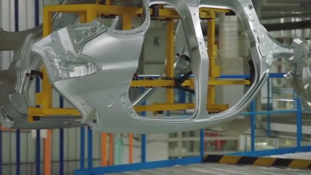 Geautomatiseerde machine. Hoogtechnologische machinefabriek. Robotuitrusting in de fabriek. Moderne productietechnologieën. — Stockvideo