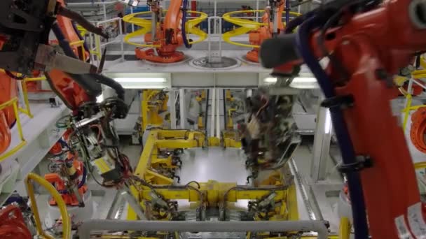 Αυτοματοποιημένη μηχανή. Εργοστάσιο μηχανημάτων υψηλής τεχνολογίας. Ρομποτικός εξοπλισμός στο εργοστάσιο. Έξυπνη ρομποτική. Σύγχρονη τεχνολογία παραγωγής. Εμπορική μαζική παραγωγή. — Αρχείο Βίντεο
