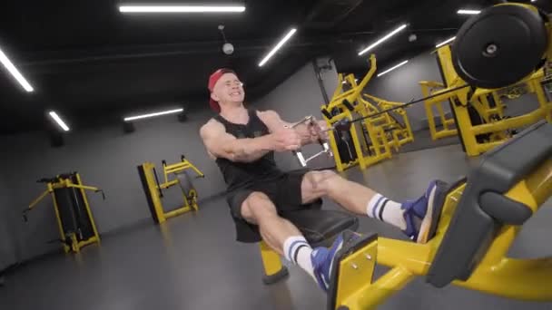 男人在健身房锻炼。体操运动. — 图库视频影像