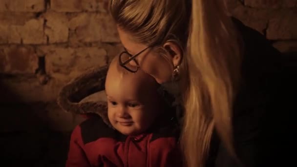 Oorlog in Oekraïne. Oekraïense genocide. Een schuilkelder. Oekraïense moeder en kind in de kelder. Ontploffing. — Stockvideo