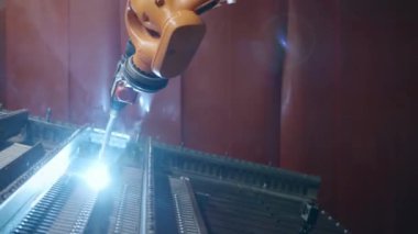 Metal kaynaklama. Akıllı robotik. Otomatik makine. Yüksek teknoloji makine fabrikası. Fabrikadaki robot ekipmanları. Modern üretim teknolojileri. Metal kaynaklama